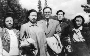 　图:1954年5月张闻天(左三)、刘英(左一)与何方(左四)在列宁格勒合影