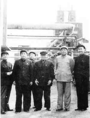 毛泽东(右二)视察李烛尘(右三)创办的天津永利碱厂