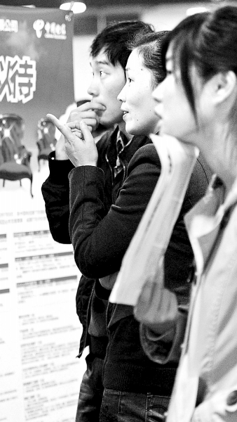 女大学生就业难成为无法回避的社会问题。图为11月6日，求职者们在“第十二届（2010）西湖博览会杭州人才交流大会”一块企业招聘展板旁寻找招聘信息。