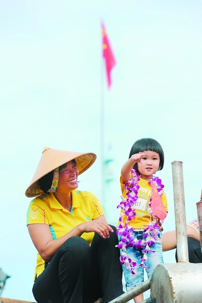 出海归来的海南渔民梁亚珍和孙女在一起。