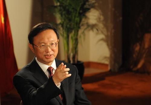 新中国60华诞来临之际,中国外交部长杨洁篪近日接受新华社记者采访,重点介绍了建国60年来特别是改革开放30年来中国外交的发展、成就和主要经验,并展望了今后的外交工作。 杨洁篪在接受采访(8月9日摄)。 新华社记者 丁林 摄