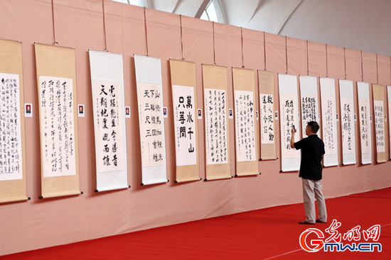 纪念毛泽东诞辰120周年诗词书法作品展长沙开幕