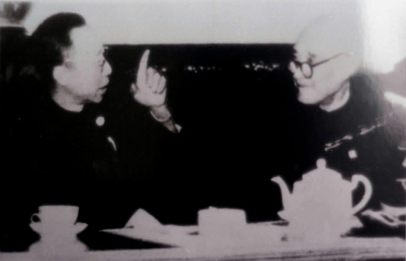 这是熊秉坤（右）与清朝“末代皇帝”爱新觉罗·溥仪交谈的资料照片。当时溥仪幽默地对他说：“是你打响了第一枪，让我成了一个普通人。”
图片：新华社发