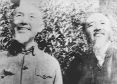 陕甘宁边区民众剧团创始人柯仲平（左）与马健翎
