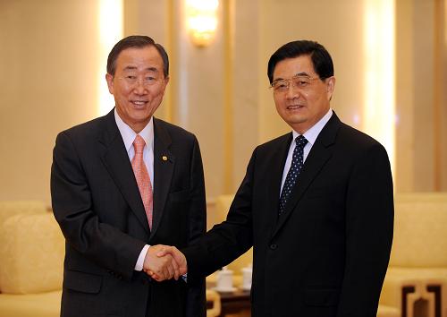 7月24日,国家主席胡锦涛在北京人民大会堂会见联合国秘书长潘基文。新华社记者 饶爱民 摄